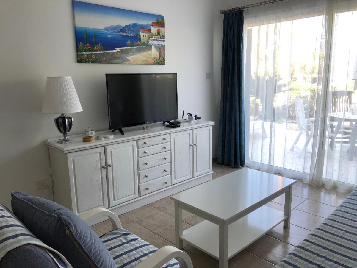 Kings Palace - Fabulous Pool-Side 2 Bed Apartment Paphos Bagian luar foto