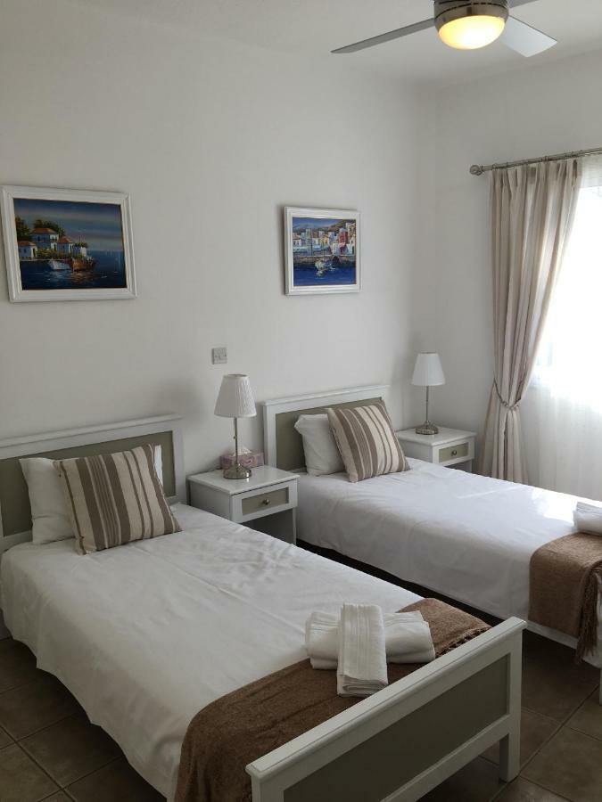 Kings Palace - Fabulous Pool-Side 2 Bed Apartment Paphos Bagian luar foto