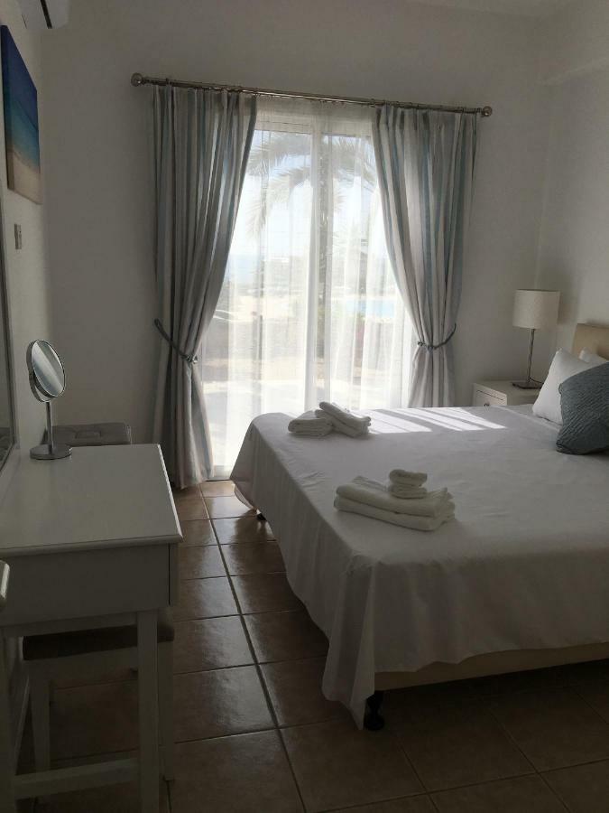 Kings Palace - Fabulous Pool-Side 2 Bed Apartment Paphos Bagian luar foto