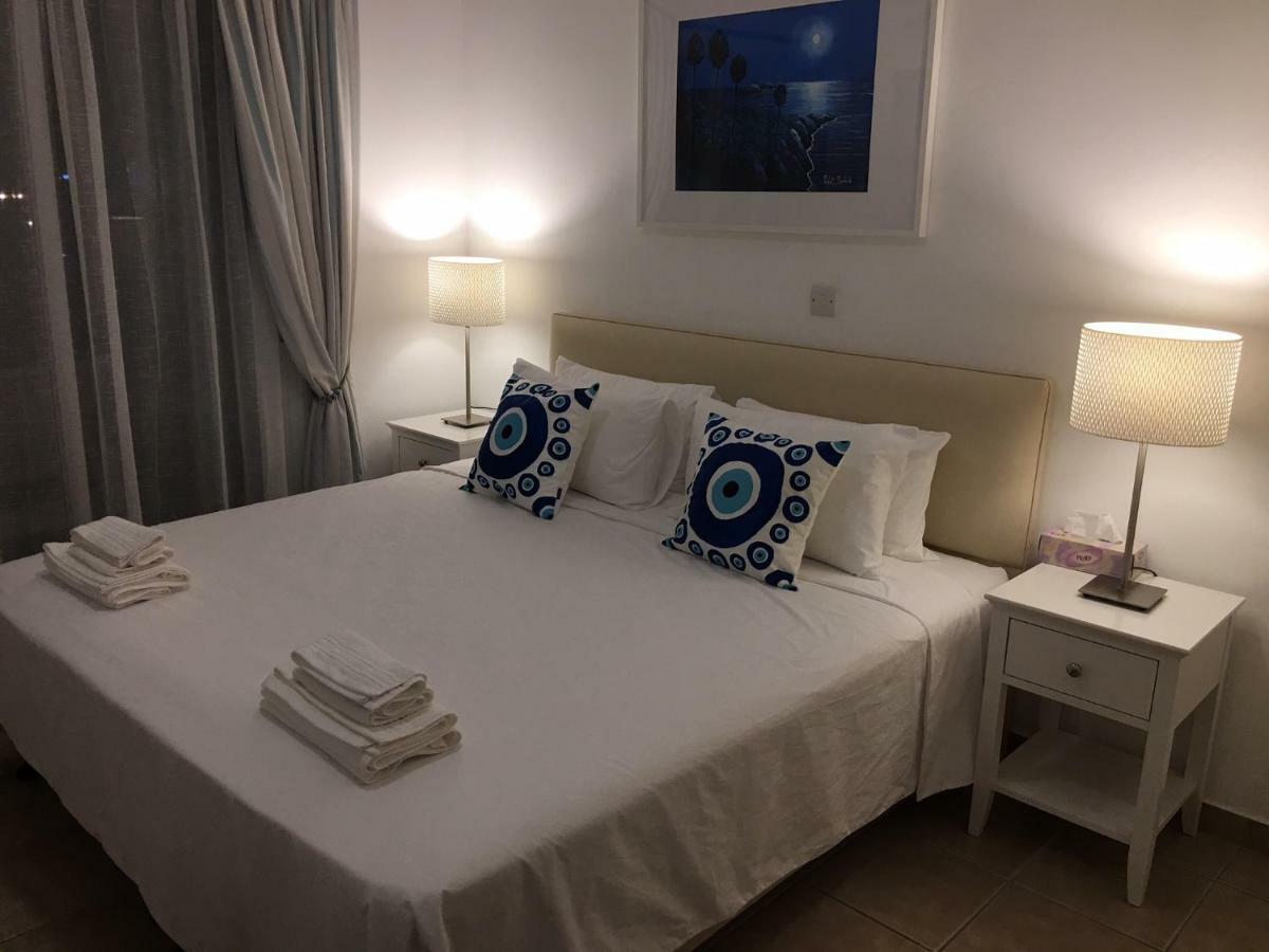 Kings Palace - Fabulous Pool-Side 2 Bed Apartment Paphos Bagian luar foto